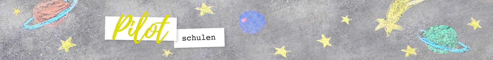 Pilotschulen Header Weltall mit Kreide aufgemalt; "Pilotschulen" auf weißer Fläche.