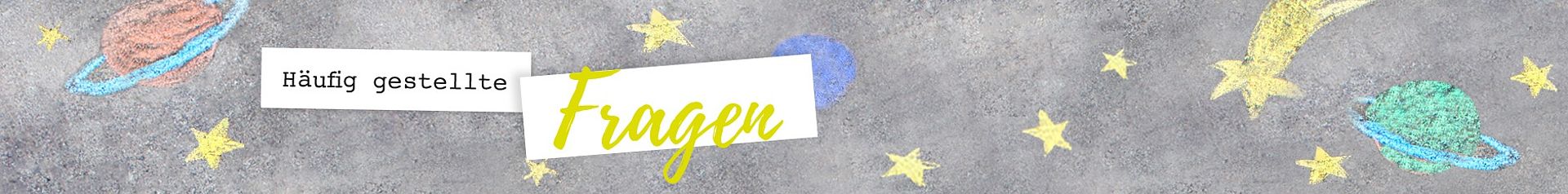 FAQ Header Weltall mit Kreide aufgemalt; "Häufig gestellte Fragen" auf weißer Fläche.