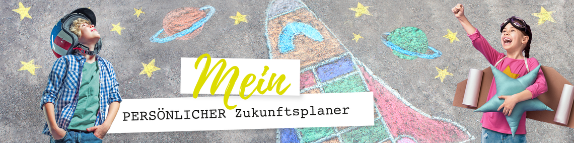 2 Kinder und das Weltall mit Kreide aufgemalt; "Mein persönlicher Zukunftsplaner" auf weißer Fläche.